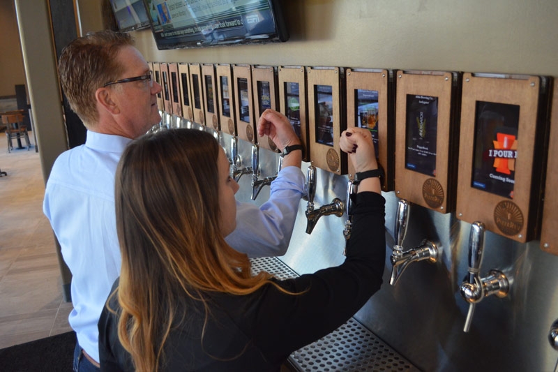 Employees training on the use of the ipourit self-serving beer stations